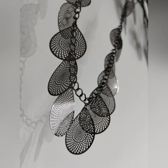 Neclace - Picture 2 of 3